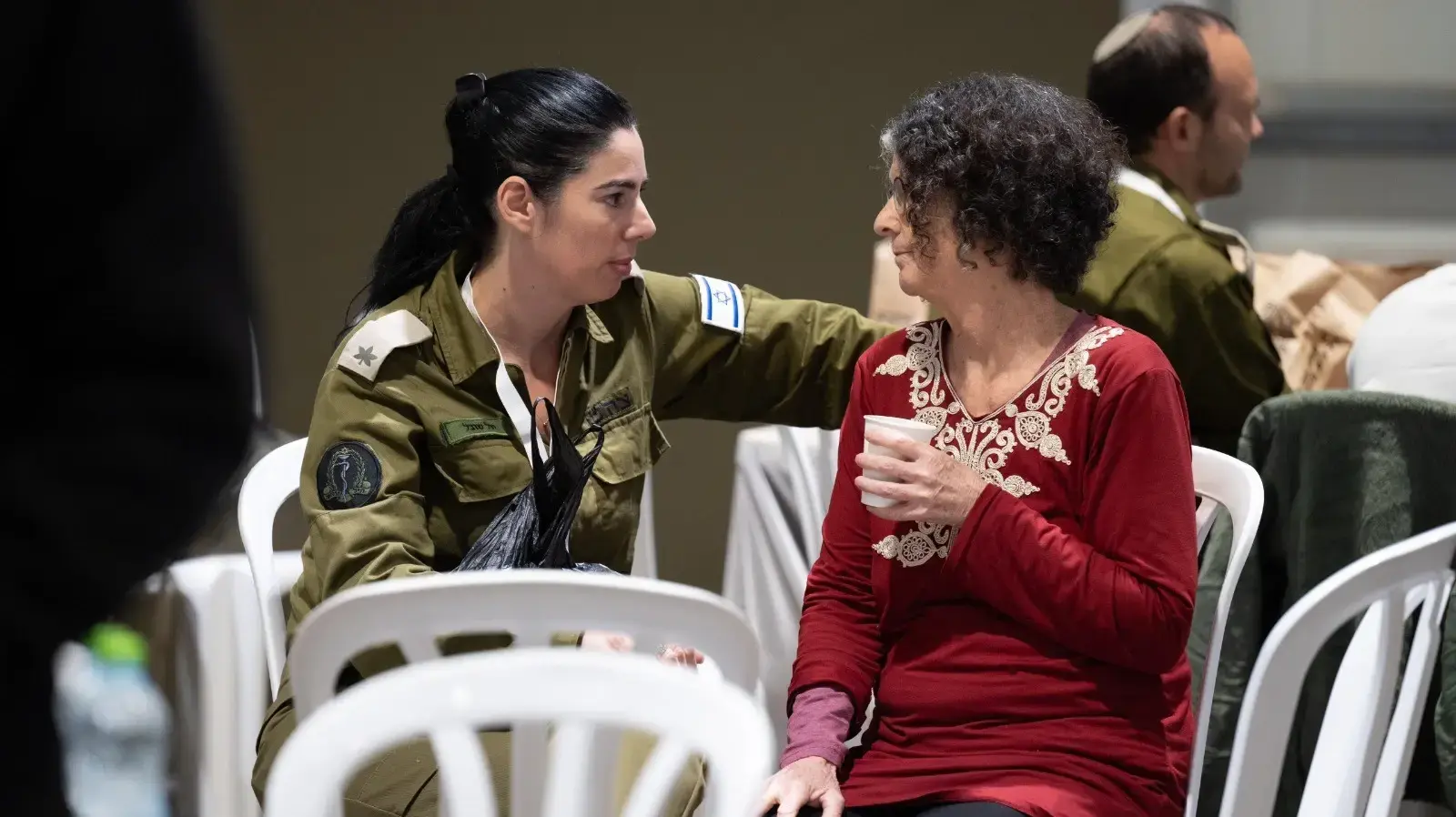 רגעי ההגעה ארצה של משפחת הרן שהם: שושן הרן, עדי שהם וילדיה נווה ויהל 25.11.23 רגעי ההגעה ארצה של משפחת הרן שהם: שושן הרן, עדי שהם וילדיה נווה ויהל 25.11.23