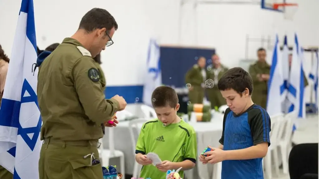 גל וטל אלמוג גולדשטיין, ששבו ארצה, בבסיס חצרים. 26 בנובמבר 2023 גל וטל אלמוג גולדשטיין, ששבו ארצה, בבסיס חצרים. 26 בנובמבר 2023