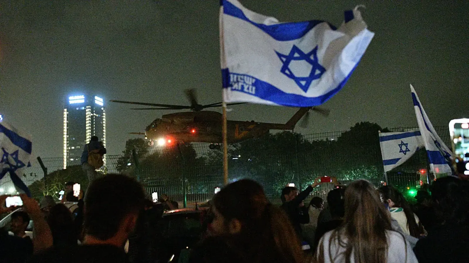 החטופים ששוחררו בפעימה השלישית, הגיעו במסוק לבית החולים שניידר, פתח תקווה. 26 בנובמבר 2023 החטופים ששוחררו בפעימה השלישית, הגיעו במסוק לבית החולים שניידר, פתח תקווה. 26 בנובמבר 2023