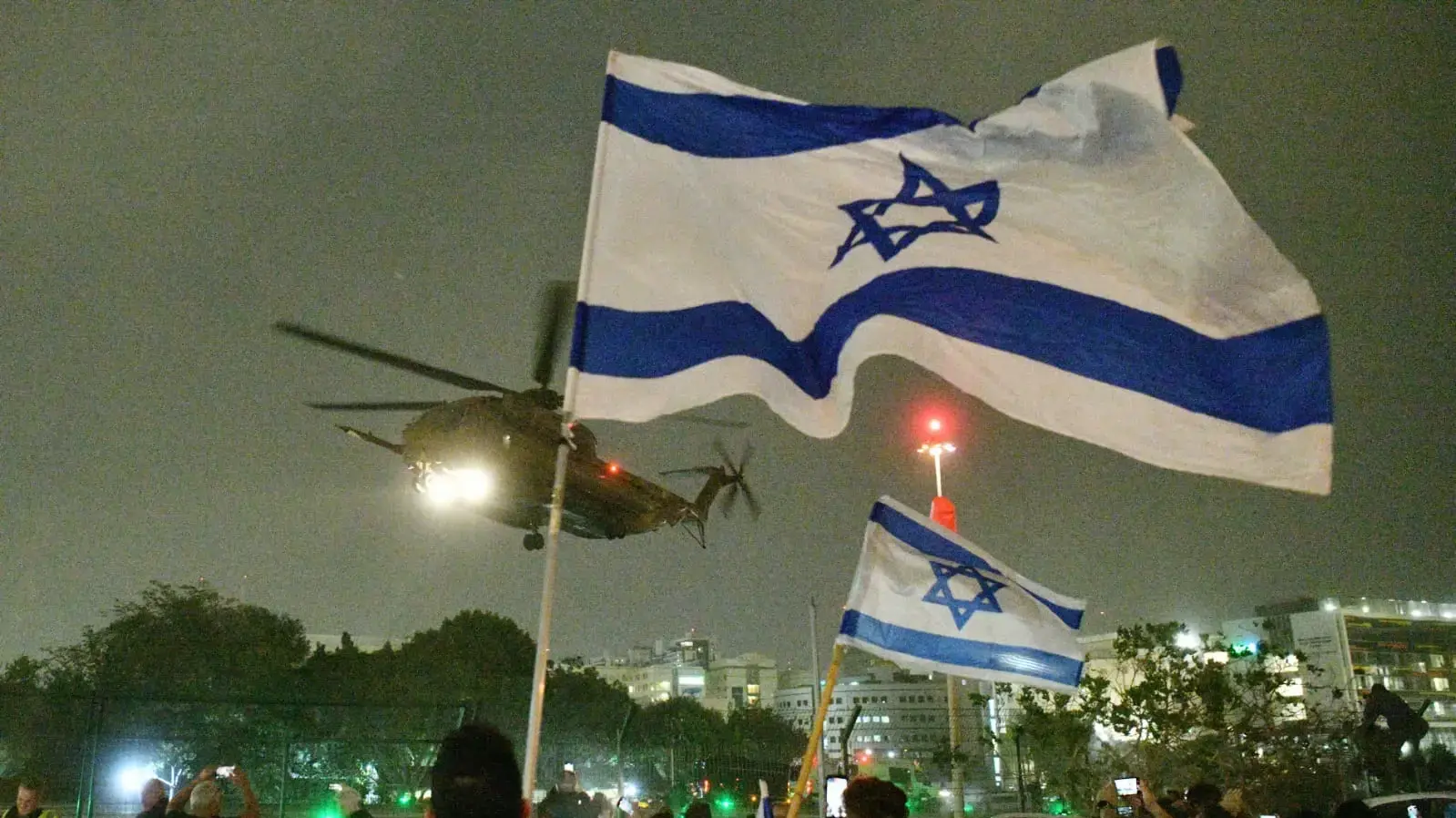 החטופים ששוחררו בפעימה השלישית,  הגיעו במסוק  לבית החולים שניידר, פתח תקווה. 26 בנובמבר 2023