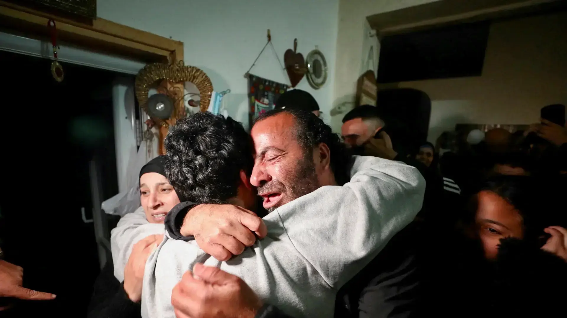 חגיגות שמחה במזרח ירושלים בבית משוחרר פלסטיני מהכלא הישראלי, 26 בנובמבר 2023 חגיגות שמחה במזרח ירושלים בבית משוחרר פלסטיני מהכלא הישראלי, 26 בנובמבר 2023