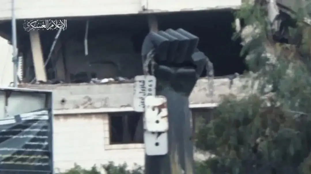 פסל בעזה שאוחז את הדסקיות של אורון שאול והדר גולדין פסל בעזה שאוחז את הדסקיות של אורון שאול והדר גולדין