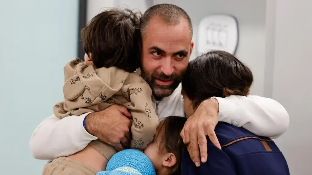 הגר ברודץ' והילדים התאחדו עם האבא אביחי אחרי ששוחררו משבי החמאס בעזה הגר ברודץ' והילדים התאחדו עם האבא אביחי אחרי ששוחררו משבי החמאס בעזה