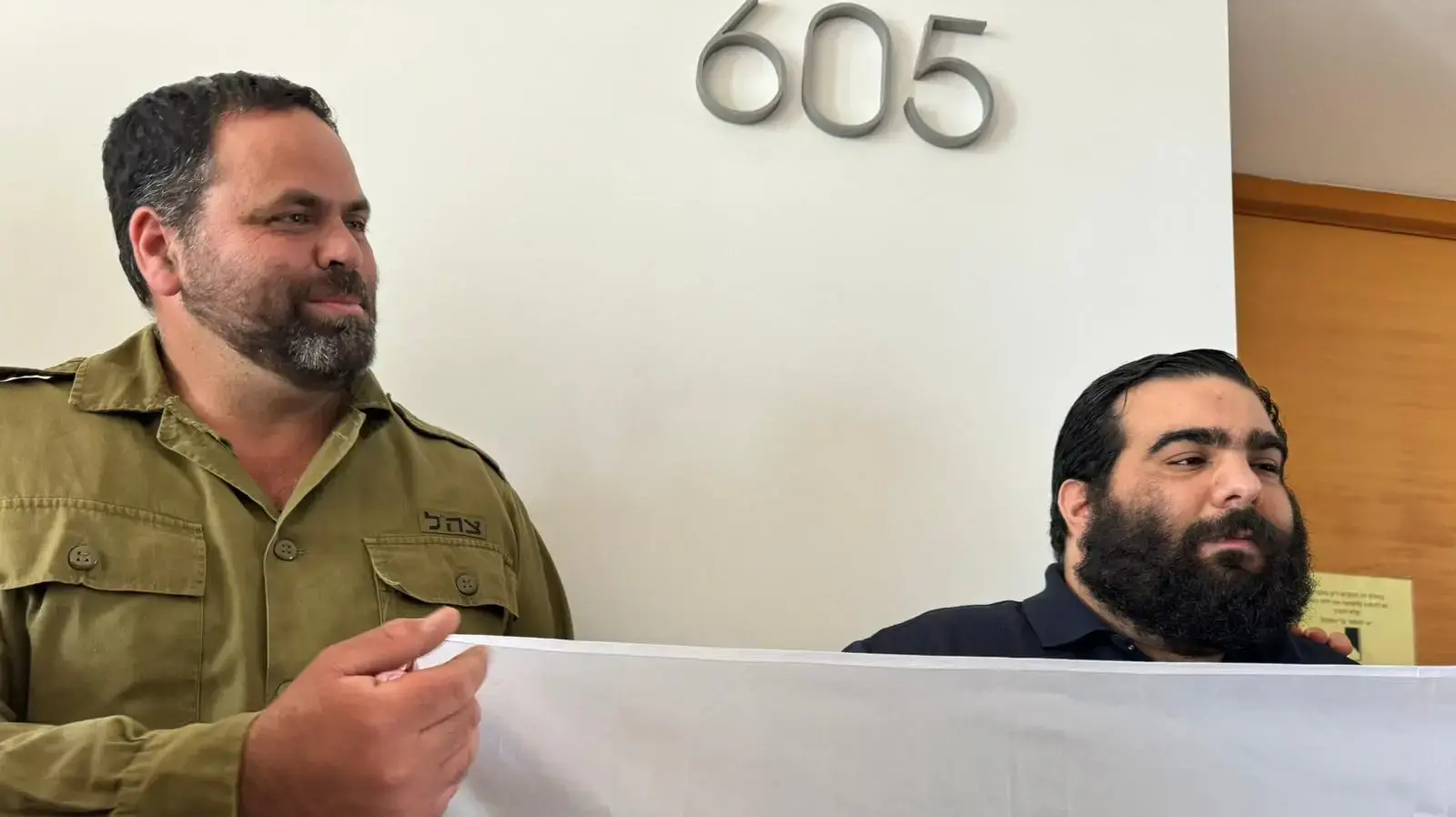 מור ג'נאשווילי, שהותקף בלינץ' במהלך שומר החומות, בהקראת גזר דינו של אחד הצעירים שתקף אותו. 27 בנובמבר 2023 מור ג'נאשווילי, שהותקף בלינץ' במהלך שומר החומות, בהקראת גזר דינו של אחד הצעירים שתקף אותו. 27 בנובמבר 2023