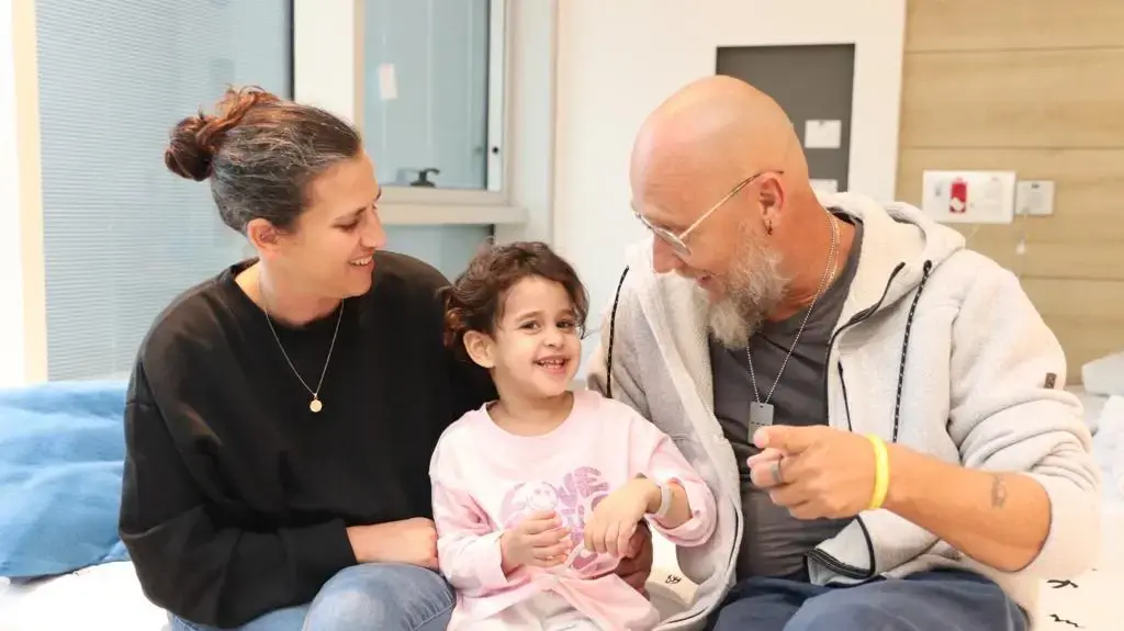אביגיל עידן בת ה-4 , יחד עם בני משפחתה: דודה לירון, דוד זולי, סבתא שלומית וסבא איתן, בי"ח שניידר אביגיל עידן בת ה-4 , יחד עם בני משפחתה: דודה לירון, דוד זולי, סבתא שלומית וסבא איתן, בי"ח שניידר
