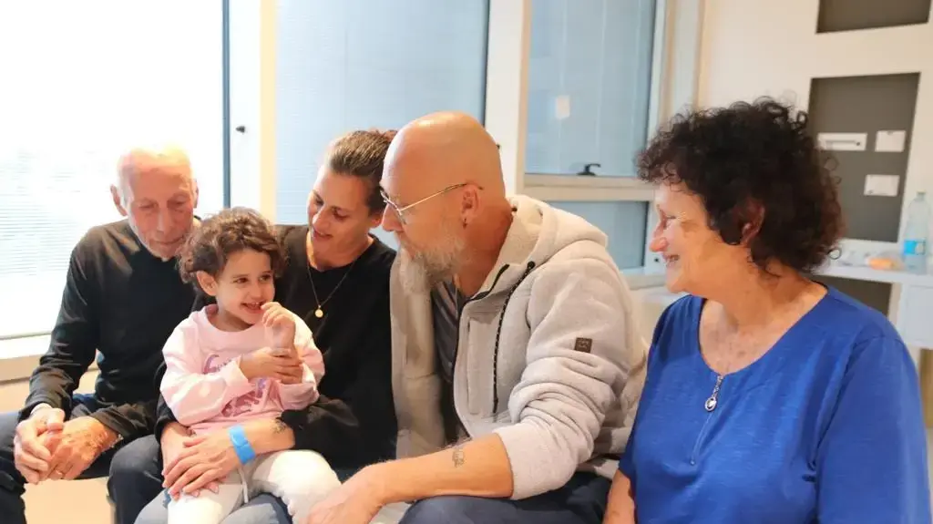 אביגיל עידן בת ה-4 , יחד עם בני משפחתה: דודה לירון, דוד זולי, סבתא שלומית וסבא איתן, בי"ח שניידר אביגיל עידן בת ה-4 , יחד עם בני משפחתה: דודה לירון, דוד זולי, סבתא שלומית וסבא איתן, בי"ח שניידר