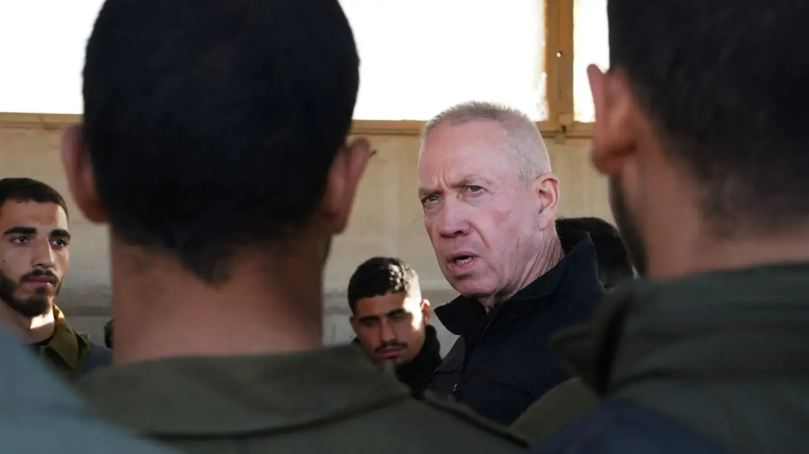 שר הביטחון יואב גלנט, נפגש עם לוחמי גבעתי ושריון שלחמו בעזה ויצאו להתרעננות במתחם מיוחד שהוקם על ידי אגף הטכנולוגיה והלוגיסטיקה בצה״ל, 27 בנובמבר 2023 שר הביטחון יואב גלנט, נפגש עם לוחמי גבעתי ושריון שלחמו בעזה ויצאו להתרעננות במתחם מיוחד שהוקם על ידי אגף הטכנולוגיה והלוגיסטיקה בצה״ל, 27 בנובמבר 2023