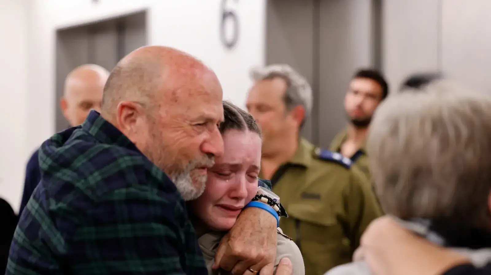 טל גולדשטיין אלמוג בן ה-9, גל גולדשטיין אלמוג בן ה-11, אגם גולדשטיין אלמוג בת ה-17 ואמם חן גולדשטיין אלמוג במפגש ראשון עם משפחתם לאחר ששוחררו משבי חמאס טל גולדשטיין אלמוג בן ה-9, גל גולדשטיין אלמוג בן ה-11, אגם גולדשטיין אלמוג בת ה-17 ואמם חן גולדשטיין אלמוג במפגש ראשון עם משפחתם לאחר ששוחררו משבי חמאס