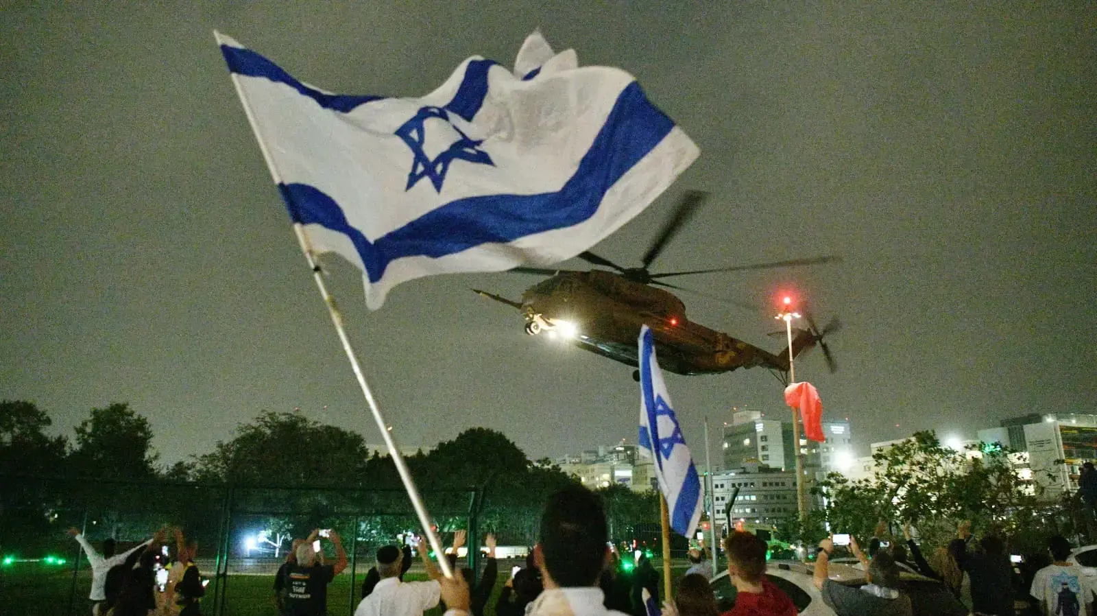 מסוק עם חטופים הגיע לבית החולים איכילוב מסוק עם חטופים הגיע לבית החולים איכילוב
