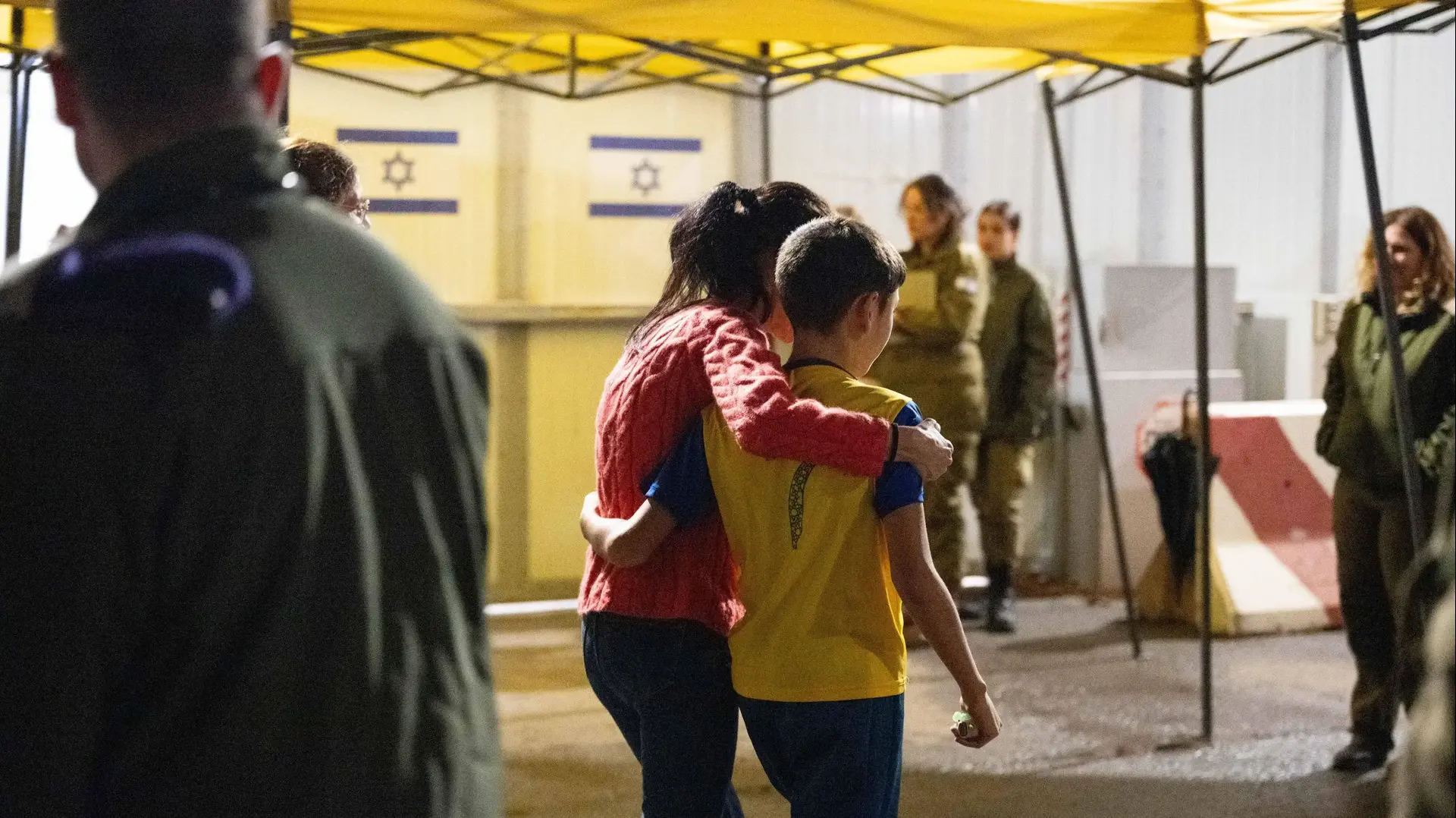 רגע המפגש של איתן יהלומי עם אימו, עם שובו בנקודת במפגש בכרם שלום רגע המפגש של איתן יהלומי עם אימו, עם שובו בנקודת במפגש בכרם שלום