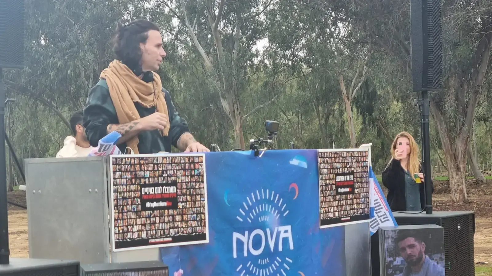 למען החטופים והנרצחים: ההמיצג שבו ניגן סקאזי - בלי קהל למען החטופים והנרצחים: ההמיצג שבו ניגן סקאזי - בלי קהל