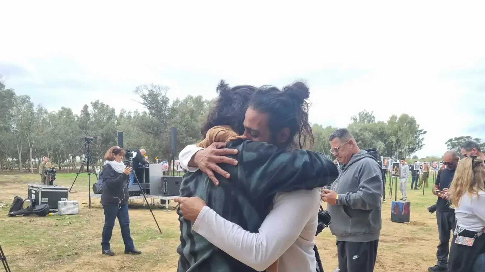 למען החטופים והנרצחים: ההמיצג שבו ניגן סקאזי - בלי קהל למען החטופים והנרצחים: ההמיצג שבו ניגן סקאזי - בלי קהל