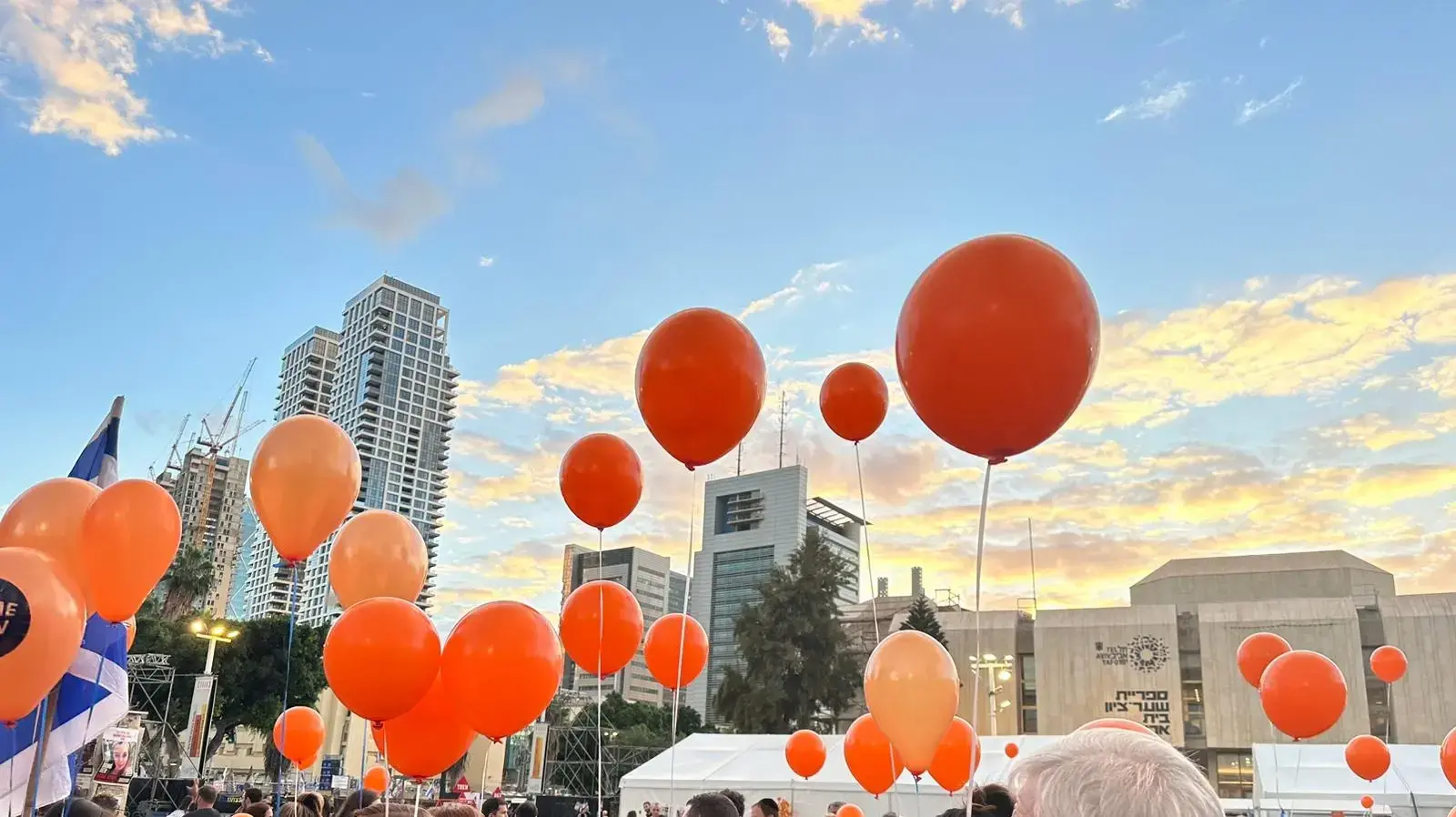 הפרחת בלונים כתומים במהלך הצהרת משפחת ביבס, למען שחרורם. מטה החטופים, תל אביב. 28 בנובמבר 2023 הפרחת בלונים כתומים במהלך הצהרת משפחת ביבס, למען שחרורם. מטה החטופים, תל אביב. 28 בנובמבר 2023