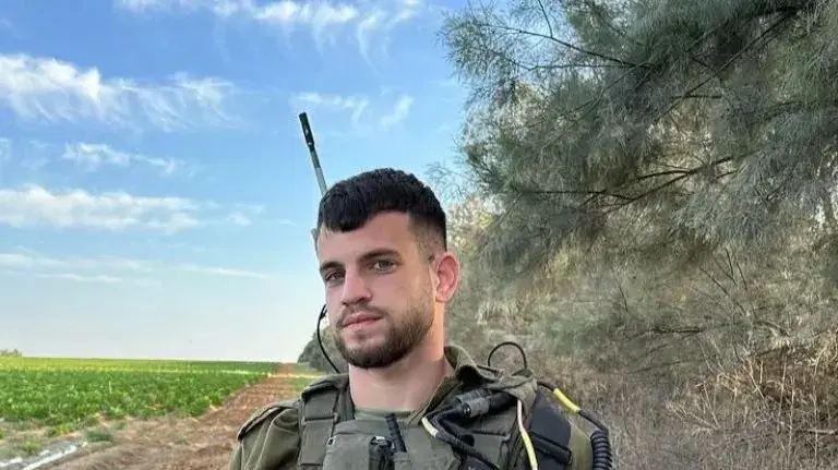 סמ"ר תומר יעקב אחימס, חיל הרגלים שנפל ביום כ"ב בתשרי התשפ"ד (07.10.2023) קשר מפקד חטיבה, חלל צה"ל חטוף בידי ארגון טרור, בן 20 בנופלו.
סמ"ר תומר יעקב אחימס, חיל הרגלים שנפל ביום כ"ב בתשרי התשפ"ד (07.10.2023) קשר מפקד חטיבה, חלל צה"ל חטוף בידי ארגון טרור, בן 20 בנופלו.