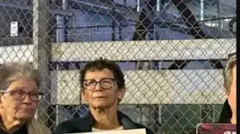 יוכבד ליפשיץ אוחזת בתמונה של בעלה עודד. 28 בנובמבר 2023 יוכבד ליפשיץ אוחזת בתמונה של בעלה עודד. 28 בנובמבר 2023