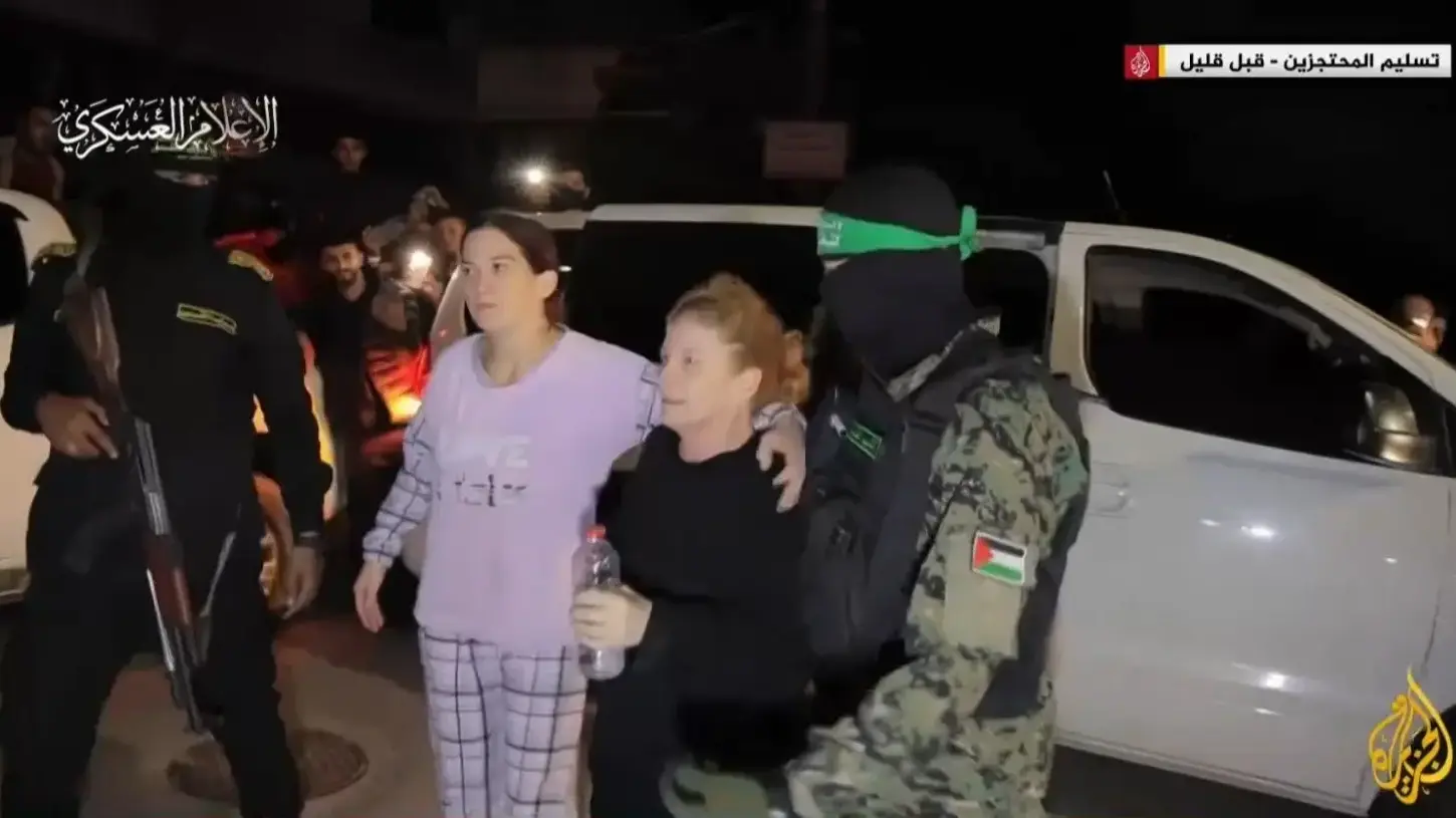 החטופות רימון קירשט (משמאל) ומירב טל מועברות מידי חמאס וגא"פ לצלב האדום (הפעימה החמישית) . 28 בנובמבר 2023 החטופות רימון קירשט (משמאל) ומירב טל מועברות מידי חמאס וגא"פ לצלב האדום (הפעימה החמישית) . 28 בנובמבר 2023