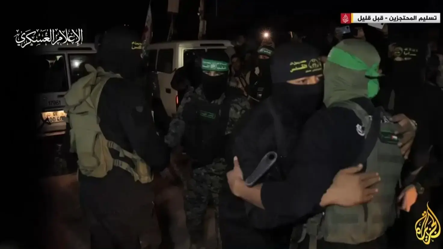 פעיל גא"פ ופעיל חמאס מתחבקים בעת שחרור החטופות (הפעימה החמישית) . 28 בנובמבר 2023 פעיל גא"פ ופעיל חמאס מתחבקים בעת שחרור החטופות (הפעימה החמישית) . 28 בנובמבר 2023