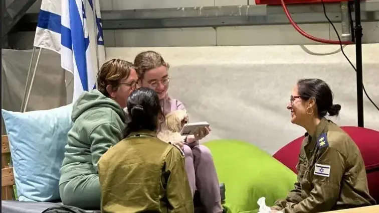 גבריאלה ומיאה ליימברג הערב עם ההגעה לנקודת המפגש בשטח ישראל, בשיחת טלפון ראשונה למשפחתן. 28 בנובמבר 2023 גבריאלה ומיאה ליימברג הערב עם ההגעה לנקודת המפגש בשטח ישראל, בשיחת טלפון ראשונה למשפחתן. 28 בנובמבר 2023