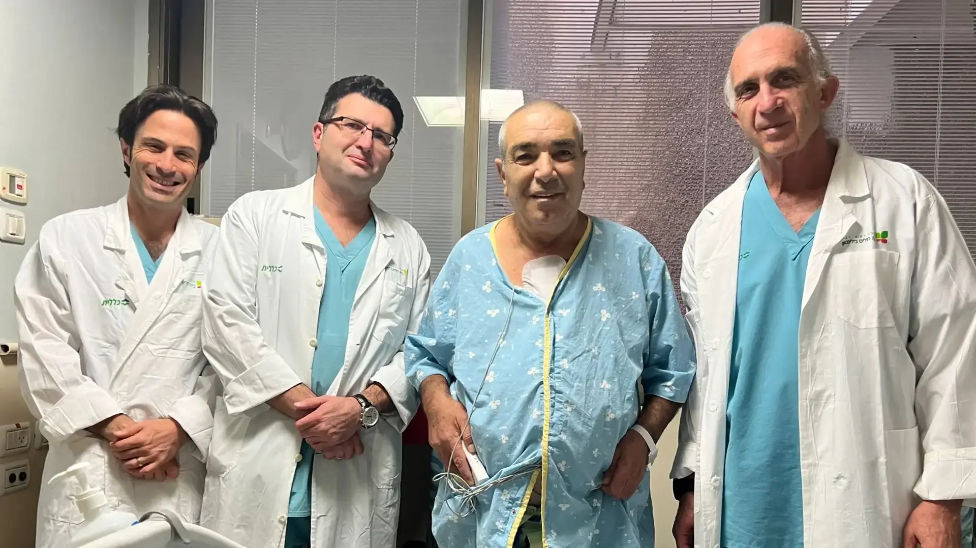 מימין: ד"ר טוביה בן-גל, מושתל הלב ראאד עלי, ד״ר ויקטור רובצ׳בסקי, ממערך ניתוחי הלב והחזה וד״ר אילן ריכטר, מהמערך הקרדיולוגי בבילינסון מימין: ד"ר טוביה בן-גל, מושתל הלב ראאד עלי, ד״ר ויקטור רובצ׳בסקי, ממערך ניתוחי הלב והחזה וד״ר אילן ריכטר, מהמערך הקרדיולוגי בבילינסון