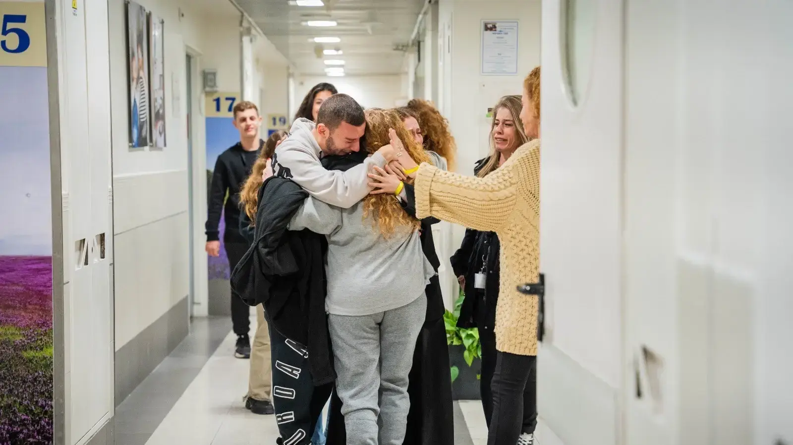 מירב טל מתאחדת עם בני משפחתה בבית החולים איכילוב. מירב היא בת זוגו של יאיר יעקב, אבא של יגיל ואור יעקב ששוחררו יום קודם ואביהם עדיין בשבי חמאס.