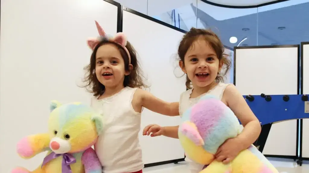 אמה ויולי קוניו בנות ה-3, יחד עם אמן שרון אמה ויולי קוניו בנות ה-3, יחד עם אמן שרון