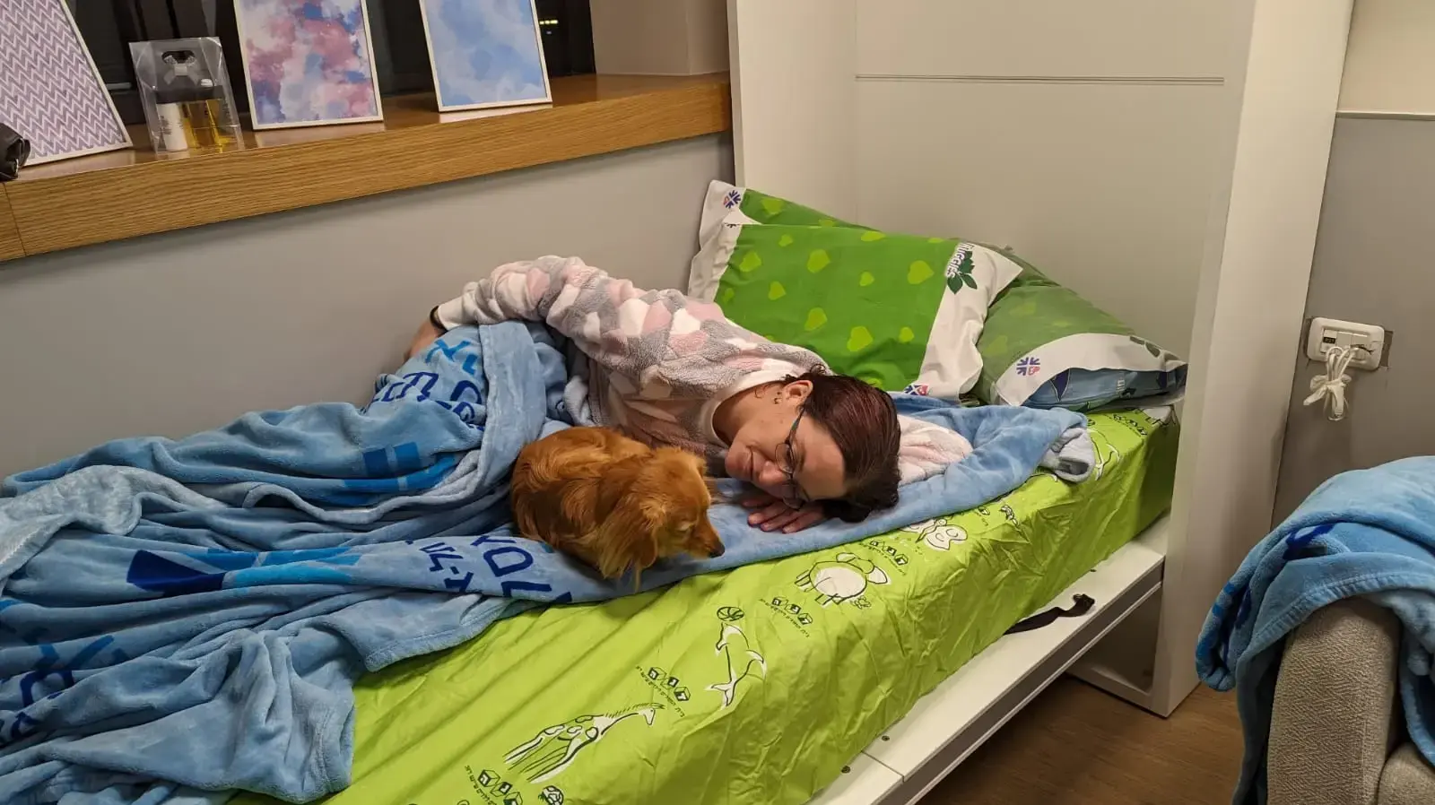 רימון קירשט ששוחררה משבי חמאס עם כלבתה רימון קירשט ששוחררה משבי חמאס עם כלבתה
