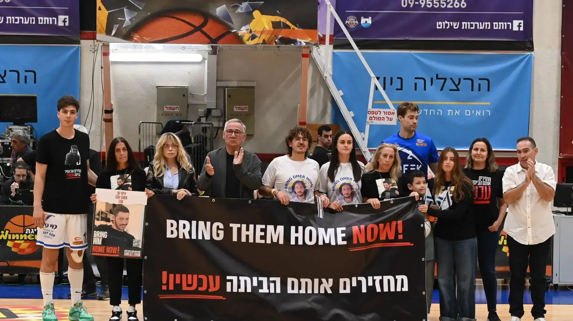 שחקן עירוני רמת גן אדם אריאל עם משפחת החטוף איתי חן, שחקן בני הרצליה ווילי וורקמן עם משפחת החטוף עומר שם טוב שחקן עירוני רמת גן אדם אריאל עם משפחת החטוף איתי חן, שחקן בני הרצליה ווילי וורקמן עם משפחת החטוף עומר שם טוב
