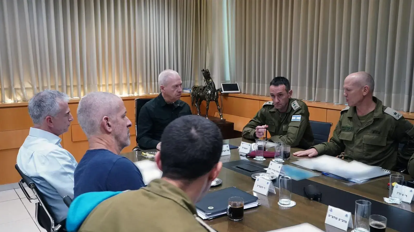 שר הביטחון, יואב גלנט קיים הערכת מצב עם הרמטכ"ל רב אלוף הרצי הלוי, ראש המוסד דדי ברנע, ראש השב"כ רונן בר, ראש אמ"ן, אלוף אהרון חליוה, מפקד המאמץ המודיעיני לנושא השו״ן אלוף (מיל׳) ניצן אלון, רח"ט מחקר, תת אלוף עמית סער ויועץ שר הביטחון לנושא השו"ן אלוף משנה (מיל') ליאור לוטן, 29 בנובמבר 2023 שר הביטחון, יואב גלנט קיים הערכת מצב עם הרמטכ"ל רב אלוף הרצי הלוי, ראש המוסד דדי ברנע, ראש השב"כ רונן בר, ראש אמ"ן, אלוף אהרון חליוה, מפקד המאמץ המודיעיני לנושא השו״ן אלוף (מיל׳) ניצן אלון, רח"ט מחקר, תת אלוף עמית סער ויועץ שר הביטחון לנושא השו"ן אלוף משנה (מיל') ליאור לוטן, 29 בנובמבר 2023