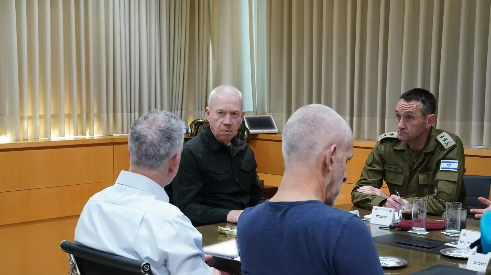 שר הביטחון, יואב גלנט קיים הערכת מצב עם הרמטכ"ל רב אלוף הרצי הלוי, ראש המוסד דדי ברנע, ראש השב"כ רונן בר, ראש אמ"ן, אלוף אהרון חליוה, מפקד המאמץ המודיעיני לנושא השו״ן אלוף (מיל׳) ניצן אלון, רח"ט מחקר, תת אלוף עמית סער ויועץ שר הביטחון לנושא השו"ן אלוף משנה (מיל') ליאור לוטן, 29 בנובמבר 2023 שר הביטחון, יואב גלנט קיים הערכת מצב עם הרמטכ"ל רב אלוף הרצי הלוי, ראש המוסד דדי ברנע, ראש השב"כ רונן בר, ראש אמ"ן, אלוף אהרון חליוה, מפקד המאמץ המודיעיני לנושא השו״ן אלוף (מיל׳) ניצן אלון, רח"ט מחקר, תת אלוף עמית סער ויועץ שר הביטחון לנושא השו"ן אלוף משנה (מיל') ליאור לוטן, 29 בנובמבר 2023