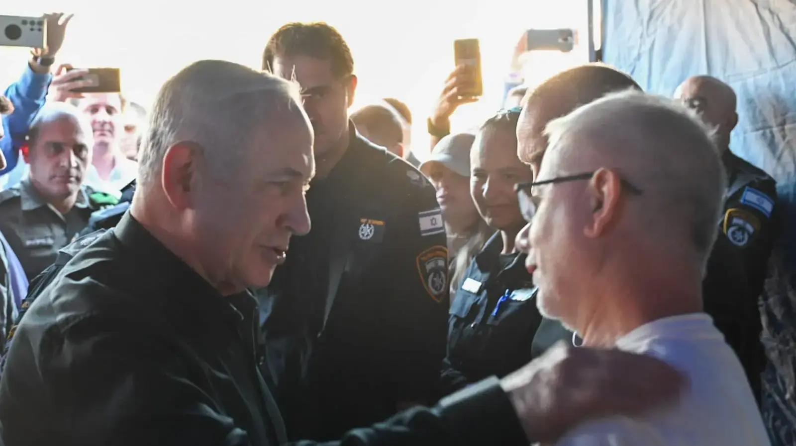 ראש הממשלה בנימין נתניהו ביקר בתחנת משטרת שדרות עם הדר לביטחון לאומי איתמר בן גביר, מפכ״ל המשטרה רנ״צ קובי שבתאי, מפקד מחוז דרום ניצב אמיר כהן, מפקד התחנה סנ״צ דביר ארובס ומנכ״ל משרד רה״מ יוסי שלי, 29 ביולי 2023 ראש הממשלה בנימין נתניהו ביקר בתחנת משטרת שדרות עם הדר לביטחון לאומי איתמר בן גביר, מפכ״ל המשטרה רנ״צ קובי שבתאי, מפקד מחוז דרום ניצב אמיר כהן, מפקד התחנה סנ״צ דביר ארובס ומנכ״ל משרד רה״מ יוסי שלי, 29 ביולי 2023