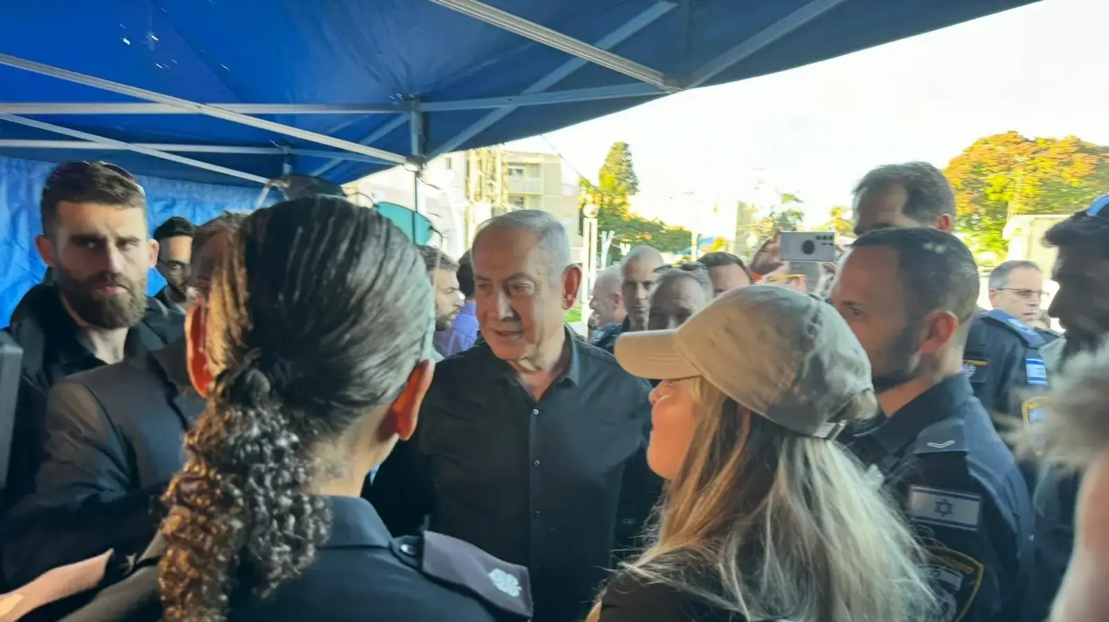 ראש הממשלה בנימין נתניהו ביקר בתחנת משטרת שדרות עם הדר לביטחון לאומי איתמר בן גביר, מפכ״ל המשטרה רנ״צ קובי שבתאי, מפקד מחוז דרום ניצב אמיר כהן, מפקד התחנה סנ״צ דביר ארובס ומנכ״ל משרד רה״מ יוסי שלי, 29 ביולי 2023 ראש הממשלה בנימין נתניהו ביקר בתחנת משטרת שדרות עם הדר לביטחון לאומי איתמר בן גביר, מפכ״ל המשטרה רנ״צ קובי שבתאי, מפקד מחוז דרום ניצב אמיר כהן, מפקד התחנה סנ״צ דביר ארובס ומנכ״ל משרד רה״מ יוסי שלי, 29 ביולי 2023