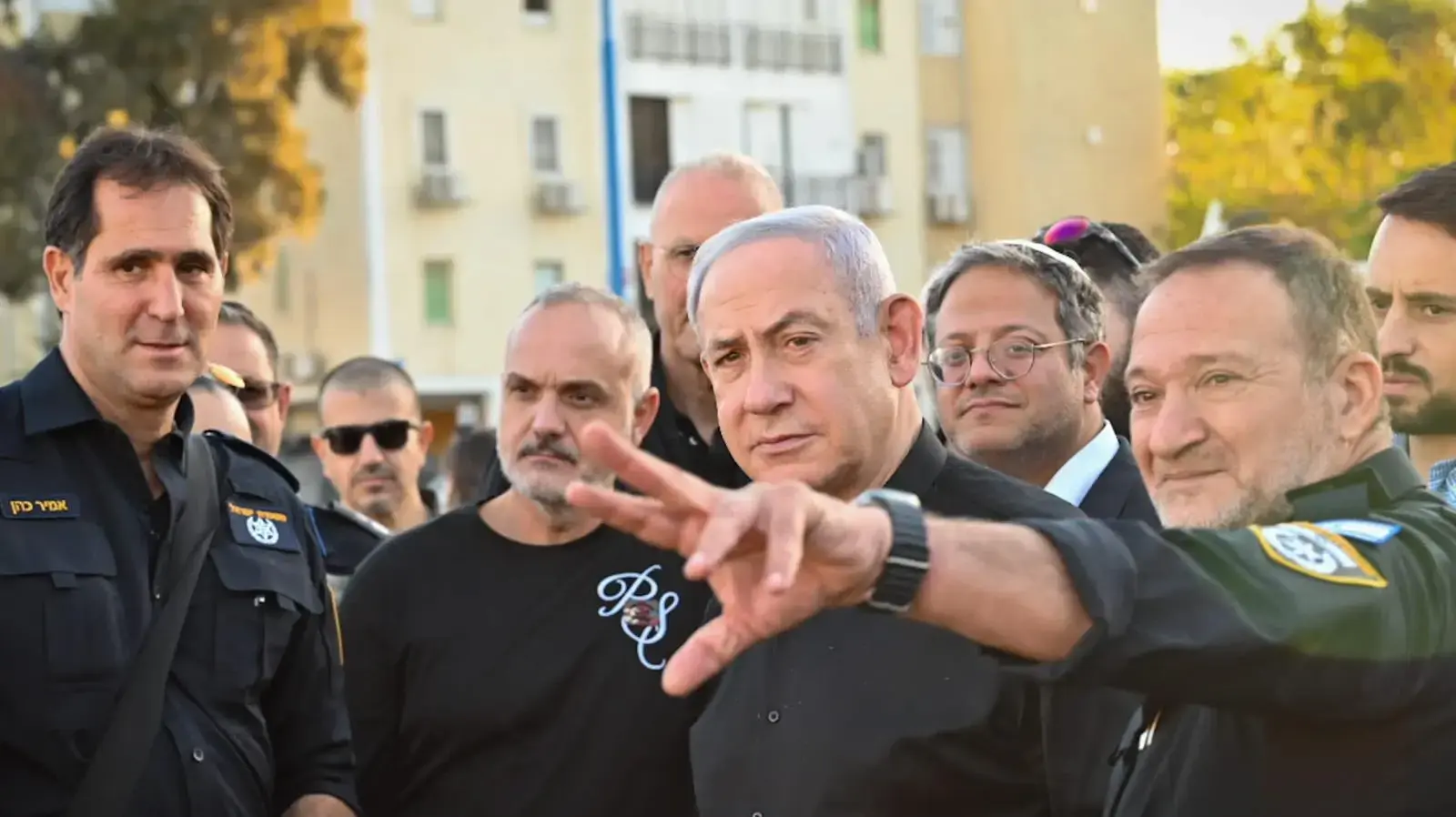 ראש הממשלה בנימין נתניהו ביקר בתחנת משטרת שדרות עם הדר לביטחון לאומי איתמר בן גביר, מפכ״ל המשטרה רנ״צ קובי שבתאי, מפקד מחוז דרום ניצב אמיר כהן, מפקד התחנה סנ״צ דביר ארובס ומנכ״ל משרד רה״מ יוסי שלי, 29 ביולי 2023