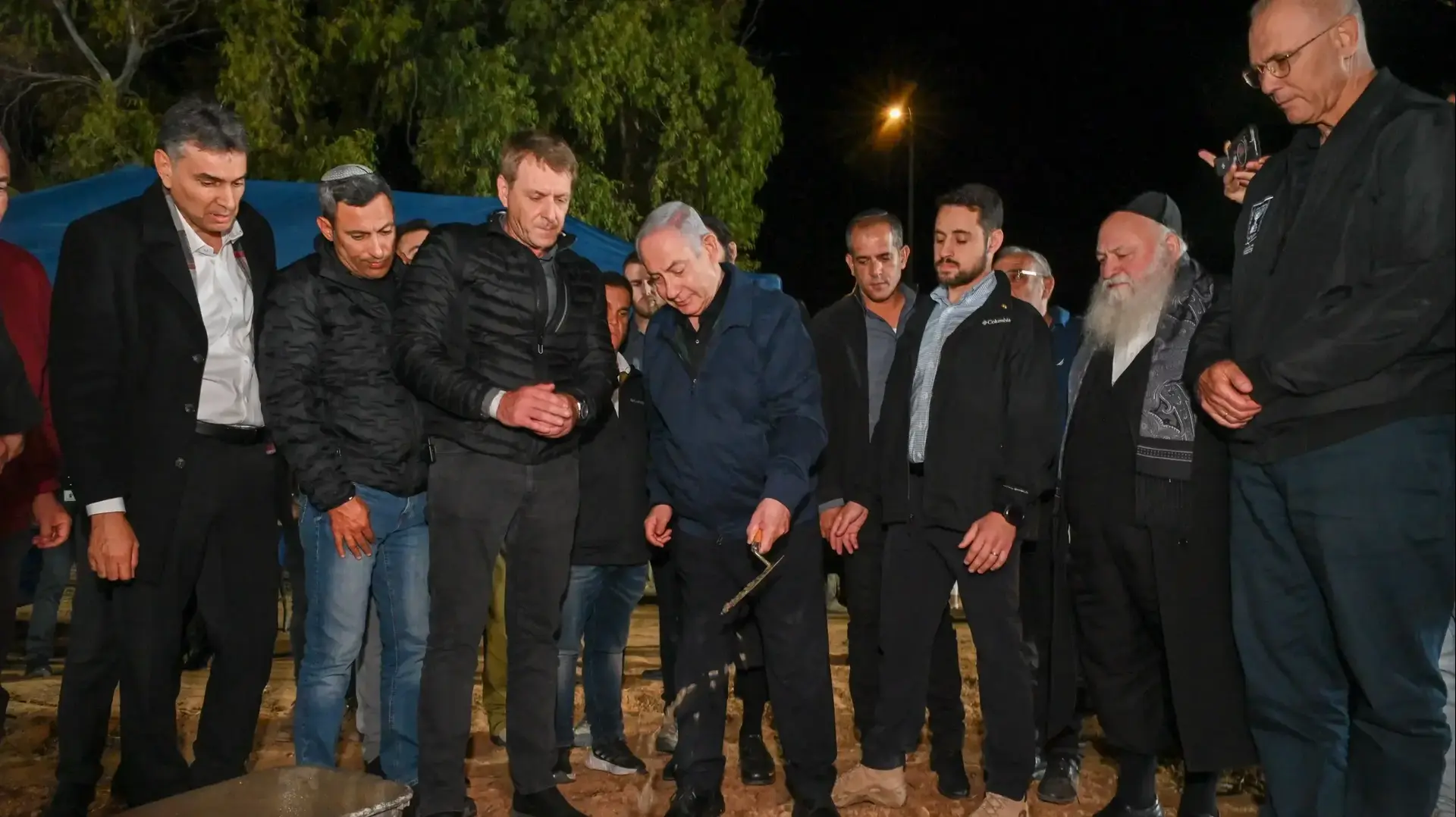 ראש הממשלה בנימין נתניהו הניח אבן פינה ליישוב אופיר ע"ש ראש מועצת שער הנגב אופיר ליבשטיין ז"ל. באירוע מרגש, יחד עם שר הבינוי והשיכון יצחק גולדקנופף וראשי המועצות של העוטף, 29 בנובמבר 2023 ראש הממשלה בנימין נתניהו הניח אבן פינה ליישוב אופיר ע"ש ראש מועצת שער הנגב אופיר ליבשטיין ז"ל. באירוע מרגש, יחד עם שר הבינוי והשיכון יצחק גולדקנופף וראשי המועצות של העוטף, 29 בנובמבר 2023