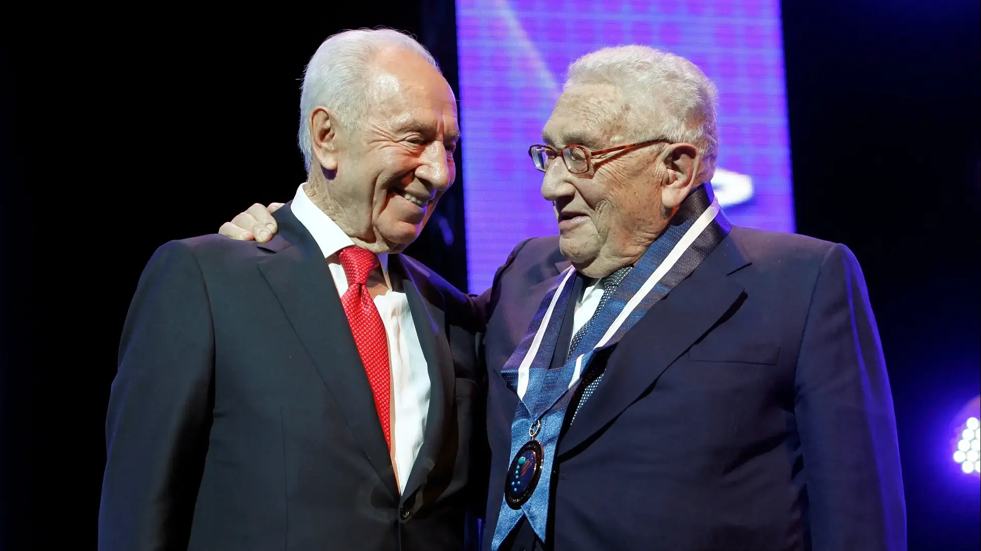 הנרי קיסינג'ר לצד נשיא המדינה שמעון פרס בכינוס בירושלים, 19 ביוני 2012 הנרי קיסינג'ר לצד נשיא המדינה שמעון פרס בכינוס בירושלים, 19 ביוני 2012