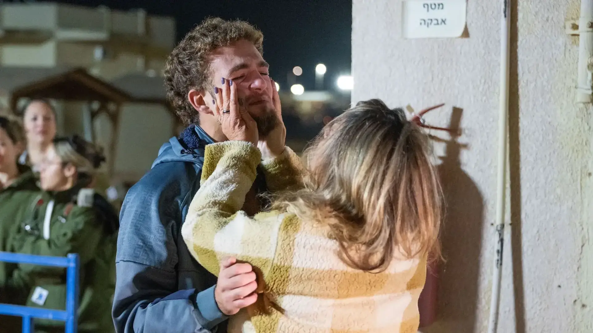 איתי רגב עם הגעתו לבסיס חיל האוויר בחצרים, 30 בנובמבר 2023