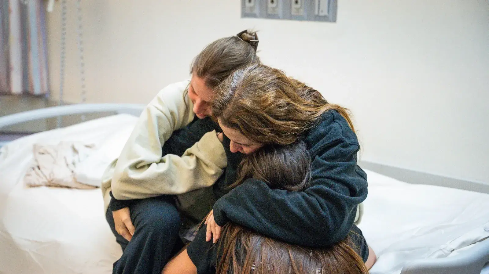 רז בן עמי, ששוחררה משבי חמאס בעזה, במפגש מרגש עם בנותיה יולי, אלה ונטלי, בבית החולים איכילוב רז בן עמי, ששוחררה משבי חמאס בעזה, במפגש מרגש עם בנותיה יולי, אלה ונטלי, בבית החולים איכילוב