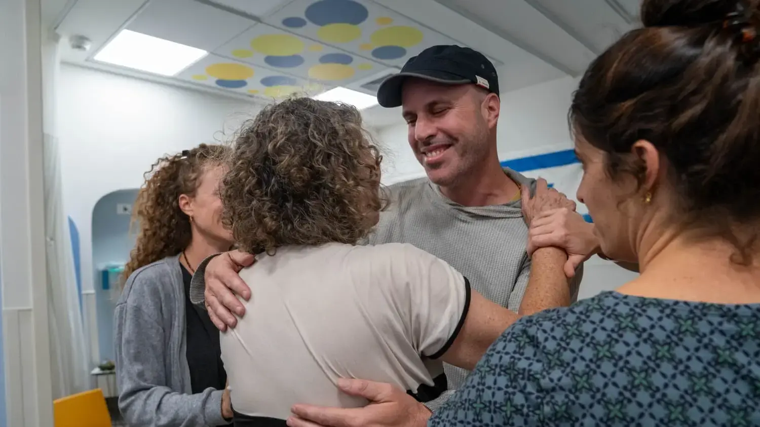 רגעים ראשונים עם לאחר החזרה מהשבי של החטופה אביבה סיגל עם משפחתה רגעים ראשונים עם לאחר החזרה מהשבי של החטופה אביבה סיגל עם משפחתה