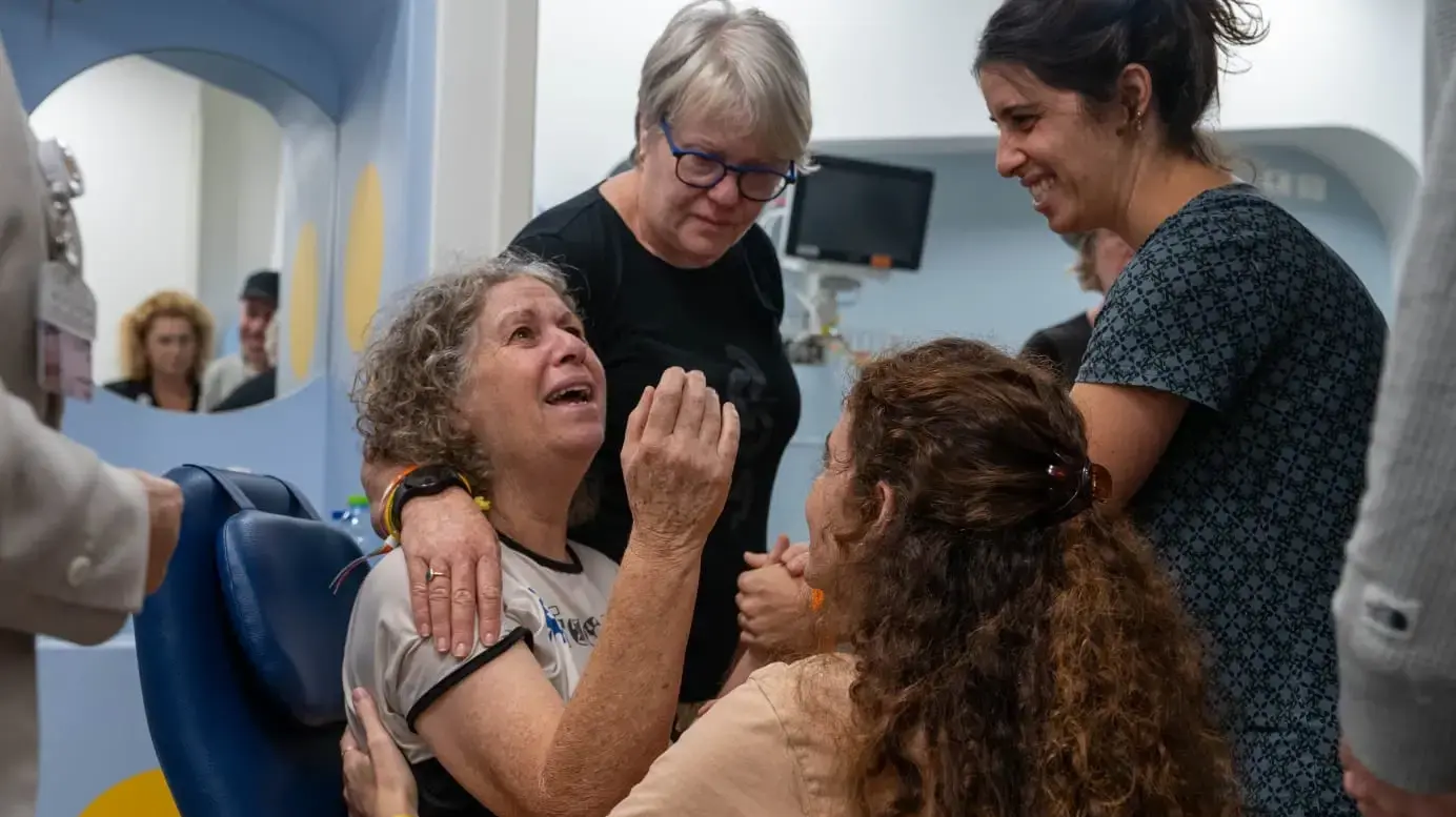 רגעים ראשונים עם לאחר החזרה מהשבי של החטופה אביבה סיגל עם משפחתה רגעים ראשונים עם לאחר החזרה מהשבי של החטופה אביבה סיגל עם משפחתה