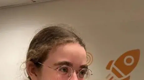 מיאה ליימברג ששוחררה משבי חמאס עם כלבתה בלה בבית החולים בישראל, 30 בנובמבר 2023 מיאה ליימברג ששוחררה משבי חמאס עם כלבתה בלה בבית החולים בישראל, 30 בנובמבר 2023