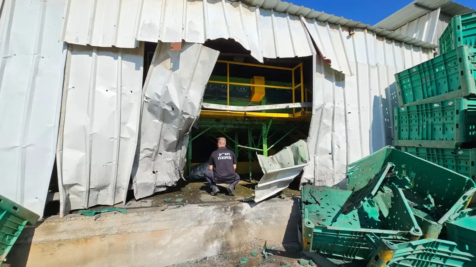 אותרו 3 נפילות באחד הקיבוצים בעוטף. אחת הנפילות בחצר בית, ישנו נזק ל-4 בתים במקום. אותרו 3 נפילות באחד הקיבוצים בעוטף. אחת הנפילות בחצר בית, ישנו נזק ל-4 בתים במקום.