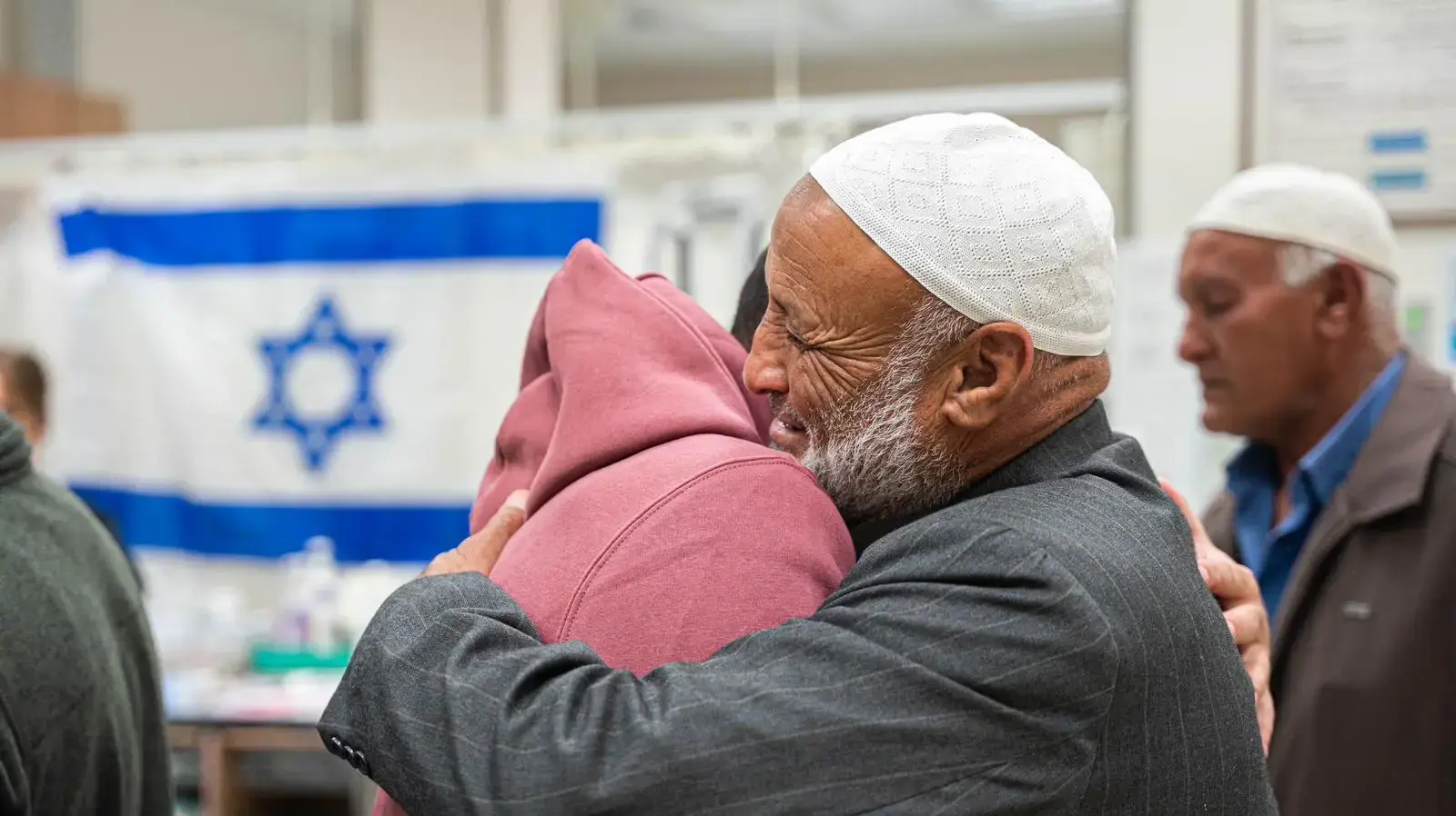 האחים אלזיאדנה: בלאל ועיישה מתאחדים עם בני משפחתם, בבית החולים סורוקה האחים אלזיאדנה: בלאל ועיישה מתאחדים עם בני משפחתם, בבית החולים סורוקה