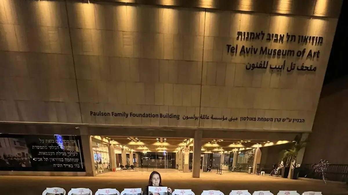 רז בן עמי ששוחררה שלשום מעזה בכיכר החטופים מחזיקה את תמונת בעלה אוהד שנותר שם, 1 בדצמבר 2023 רז בן עמי ששוחררה שלשום מעזה בכיכר החטופים מחזיקה את תמונת בעלה אוהד שנותר שם, 1 בדצמבר 2023