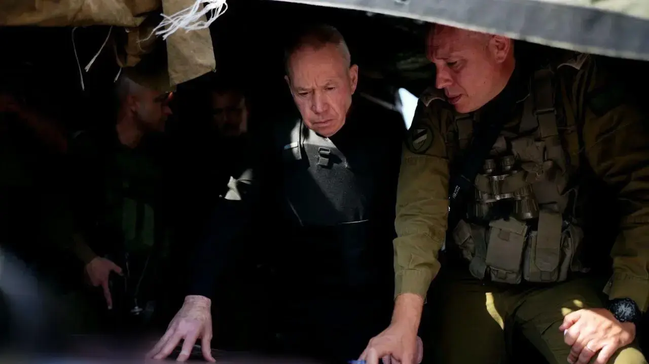שר הביטחון, יואב גלנט, קיים הערכת מצב בגדוד תותחנים במילואים של חטיבת האש 454, המוצב בגבול רצועת עזה יחד עם קצין המילואים הראשי תת-אלוף (במיל׳) בני בן ארי ומפקד אוגדה 252, תא״ל מורן עומר, 2 בדצמבר 2023 שר הביטחון, יואב גלנט, קיים הערכת מצב בגדוד תותחנים במילואים של חטיבת האש 454, המוצב בגבול רצועת עזה יחד עם קצין המילואים הראשי תת-אלוף (במיל׳) בני בן ארי ומפקד אוגדה 252, תא״ל מורן עומר, 2 בדצמבר 2023