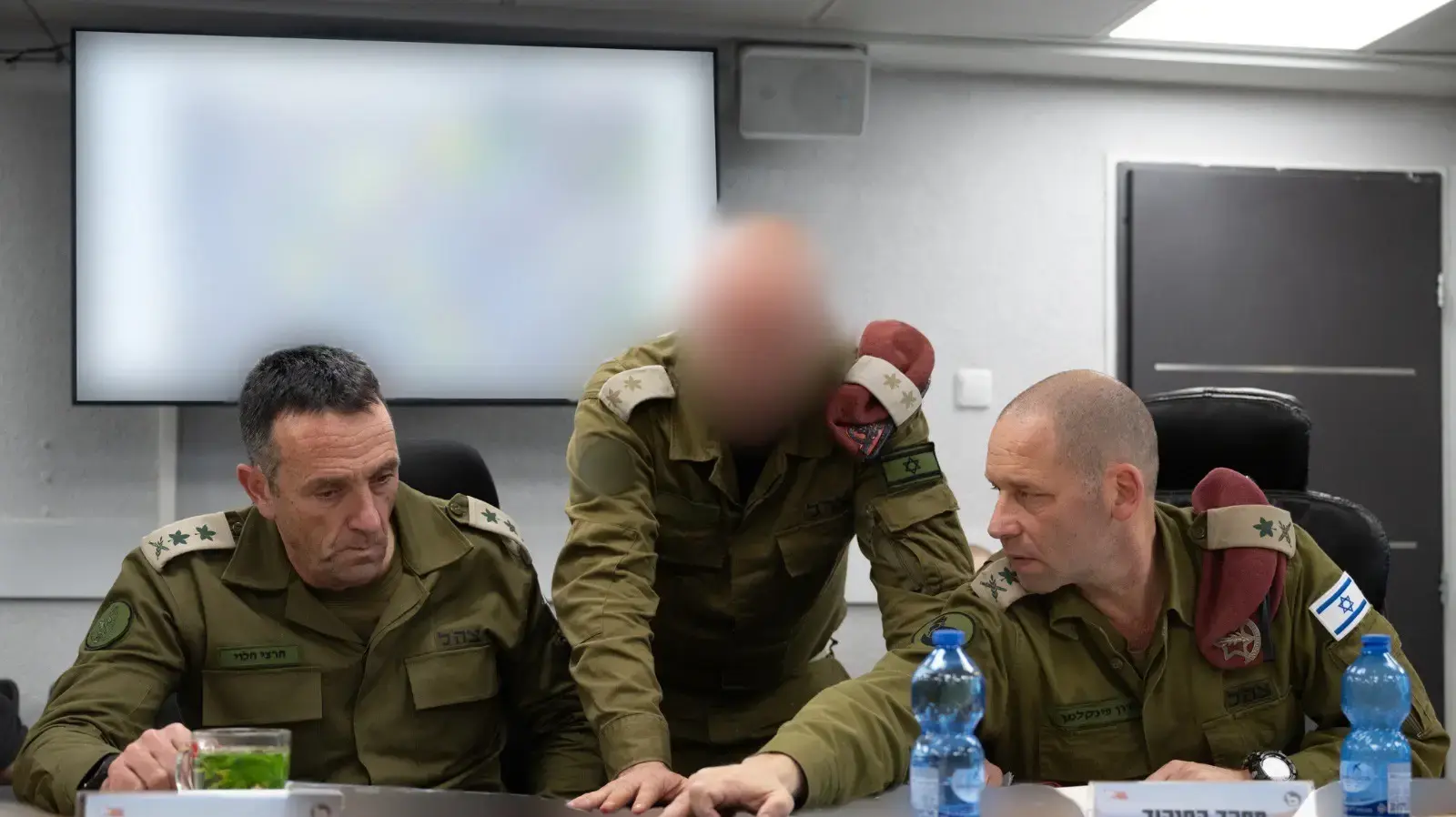 הרמטכ״ל הרצי הלוי וראש השב״כ רונן בר קיימו הערכת מצב ואישור תוכניות להמשך הלחימה בפיקוד הדרום, 2 בדצמבר 2023 הרמטכ״ל הרצי הלוי וראש השב״כ רונן בר קיימו הערכת מצב ואישור תוכניות להמשך הלחימה בפיקוד הדרום, 2 בדצמבר 2023