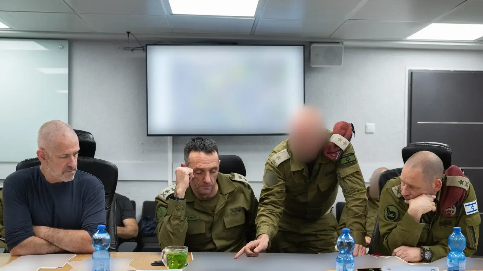 הרמטכ״ל הרצי הלוי וראש השב״כ רונן בר קיימו הערכת מצב ואישור תוכניות להמשך הלחימה בפיקוד הדרום, 2 בדצמבר 2023 הרמטכ״ל הרצי הלוי וראש השב״כ רונן בר קיימו הערכת מצב ואישור תוכניות להמשך הלחימה בפיקוד הדרום, 2 בדצמבר 2023