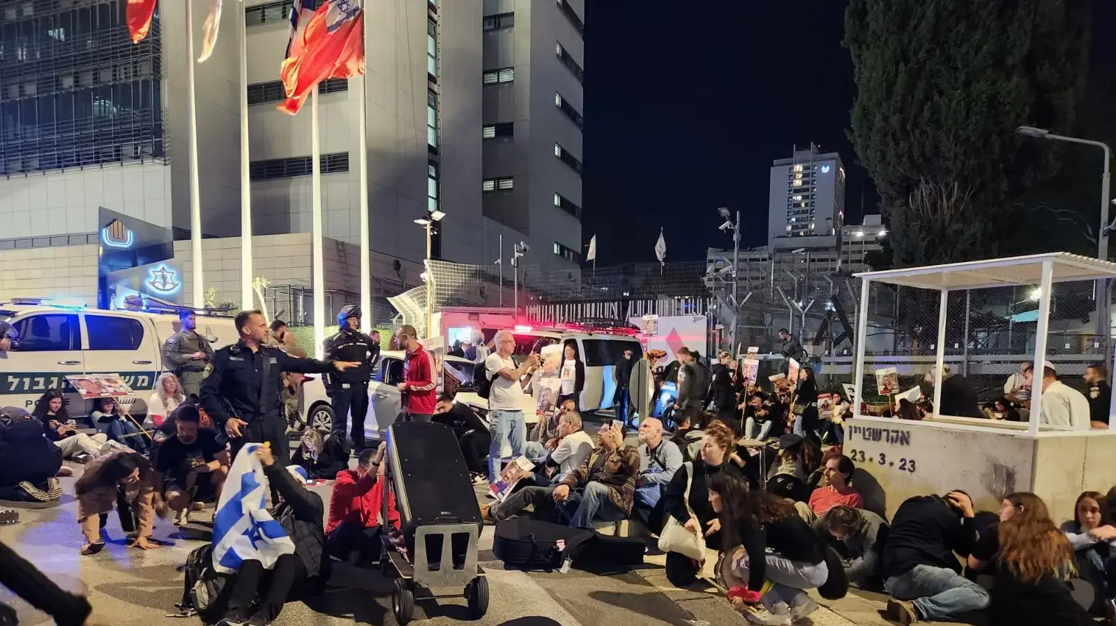 אנשים תופסים מחסה בזמן אזעקה לאחר סיום עצרת להחזרת החטופים והנעדרים, 2 בדצמבר 2023 אנשים תופסים מחסה בזמן אזעקה לאחר סיום עצרת להחזרת החטופים והנעדרים, 2 בדצמבר 2023