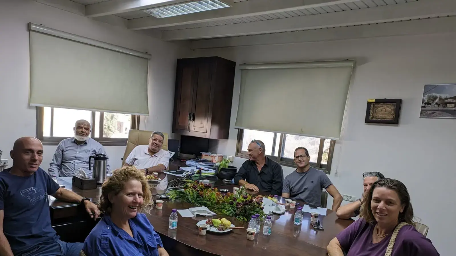 חסן מרעי (בראש השולחן משמאל) ואחיינו ראש המועצה אימן מרעי (בראש השולחן מימין) בראשית המלחמה עם תושבים מזכרון יעקב שגילו רגישות לדגל טורקיה גדול שהתנוסס בכפר חסן מרעי (בראש השולחן משמאל) ואחיינו ראש המועצה אימן מרעי (בראש השולחן מימין) בראשית המלחמה עם תושבים מזכרון יעקב שגילו רגישות לדגל טורקיה גדול שהתנוסס בכפר