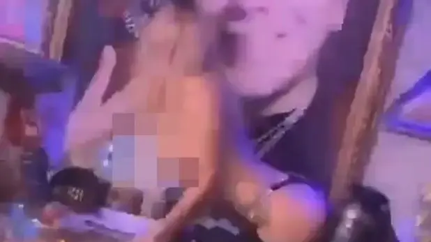 חשפנית רוקדת על ארון קבורה בהלוויה