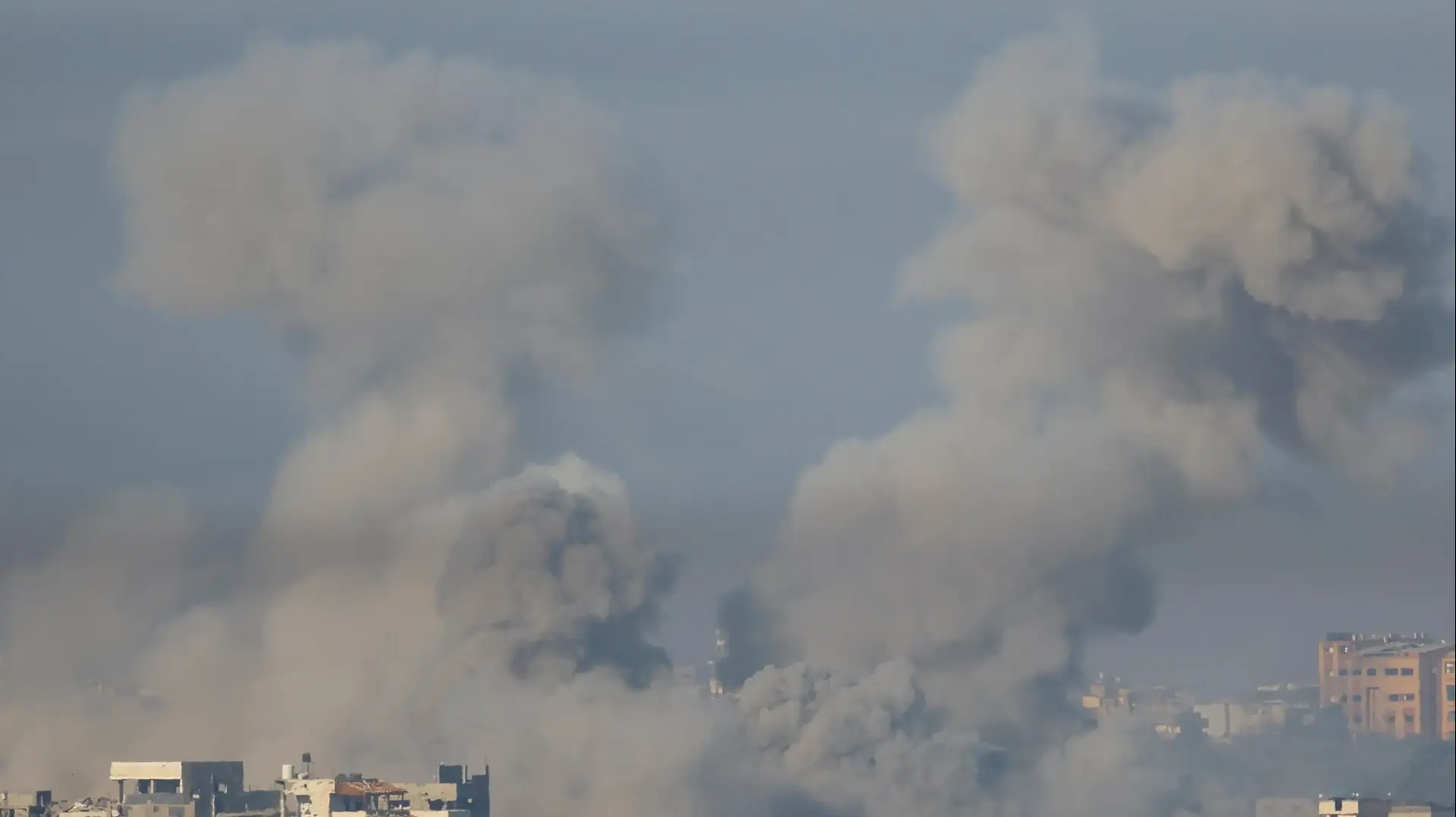 עשן מיתמר מתקיפת צה"ל, עזה, 3 בדצמבר 2023 עשן מיתמר מתקיפת צה"ל, עזה, 3 בדצמבר 2023