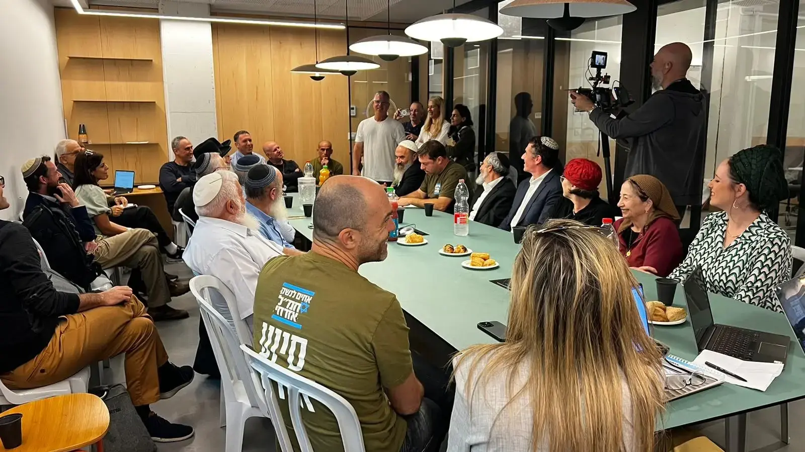 מפגש רבנים ורבניות מהציונות הדתית עם אחים לנשק מפגש רבנים ורבניות מהציונות הדתית עם אחים לנשק